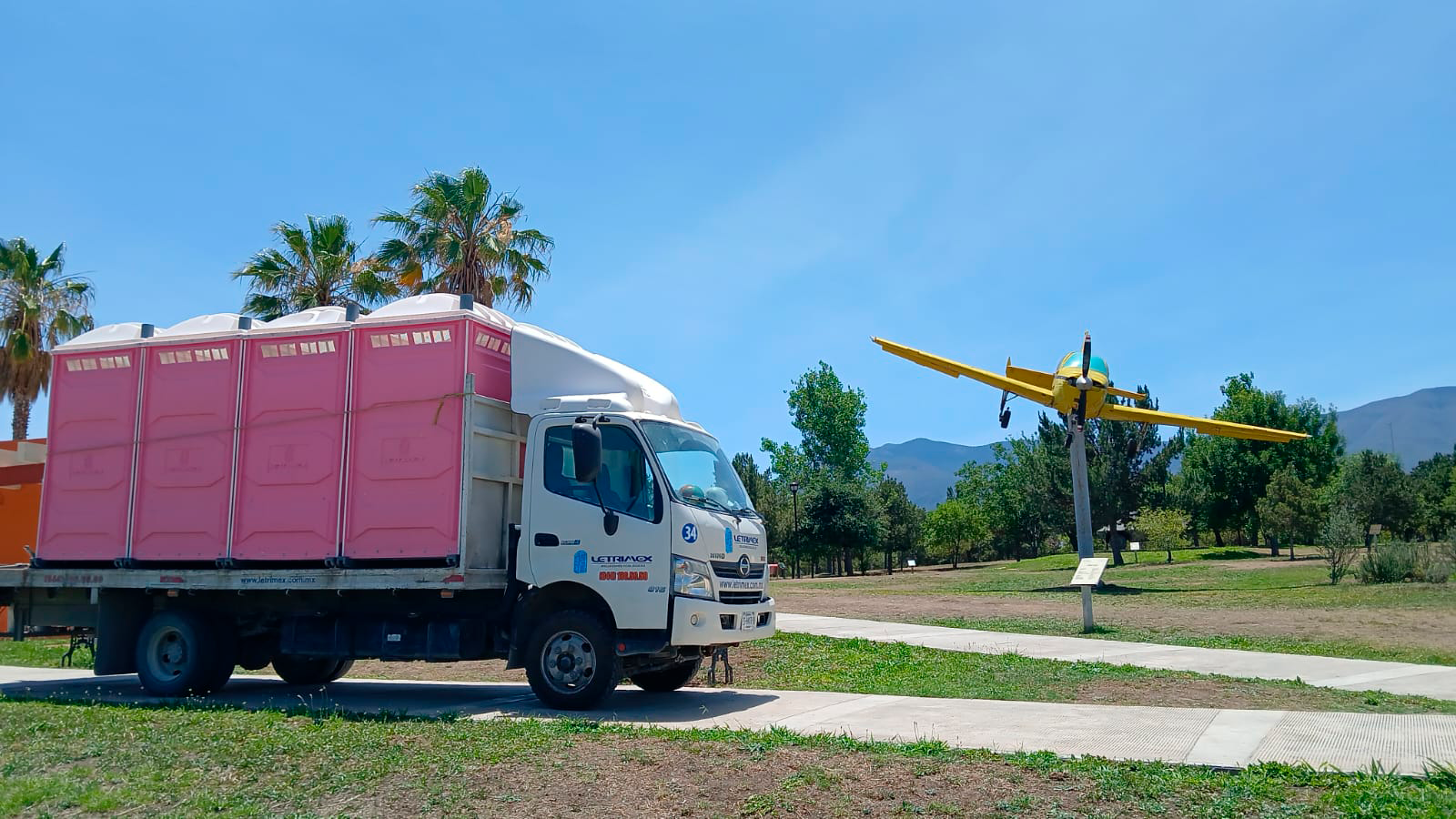 Camión transportando baño rosa